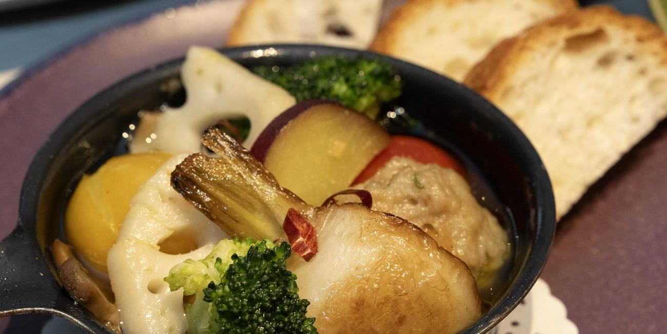 蔬菜和醃製的黑阿希喬